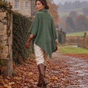 Cashmere Poncho Verde Militare von hinten – asymmetrischer Saum, Herbstallee mit Laub
