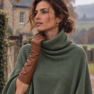 Nahaufnahme Cashmere Poncho Verde Militare – weicher Rollkragen aus feinem Strick, Cognac-Lederhandschuhe
