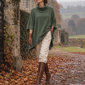 Poncho aus 100% Cashmere in Verde Militare (gedecktes Waldgrün) mit Rollkragen, cremefarbener Wollhose und braunen Reitstiefeln – Herbst auf dem Landsitz