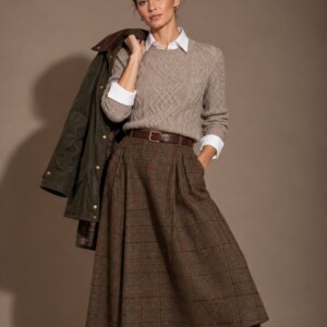 Aran Cashmere Pullover Tortora im English-Country-Look mit Wachsjacke und Reitstiefeln