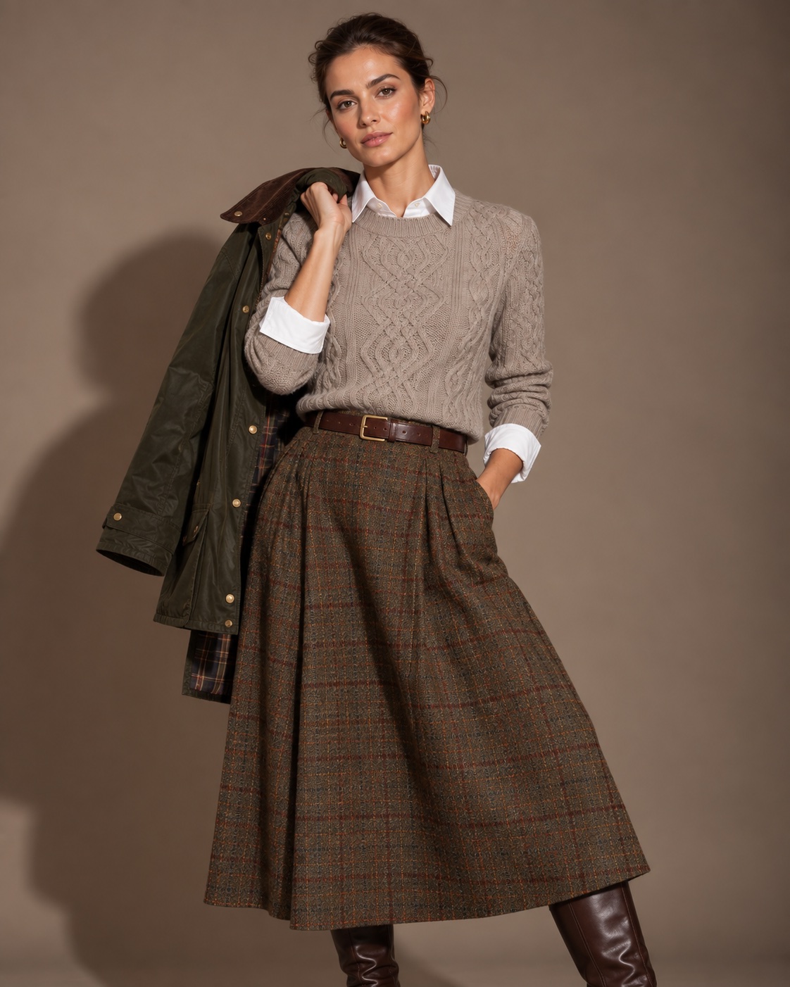 Aran Cashmere Pullover Tortora im English-Country-Look mit Wachsjacke und Reitstiefeln