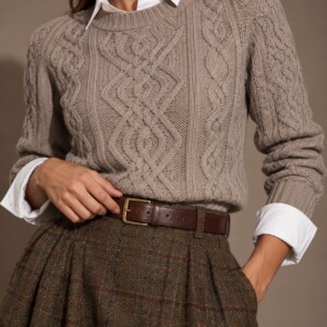 Detail: klassisches Aran-Zopfmuster aus 100% Cashmere in Tortora