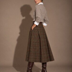 Aran Cashmere Pullover Tortora in der Seitenansicht – schmale Passform