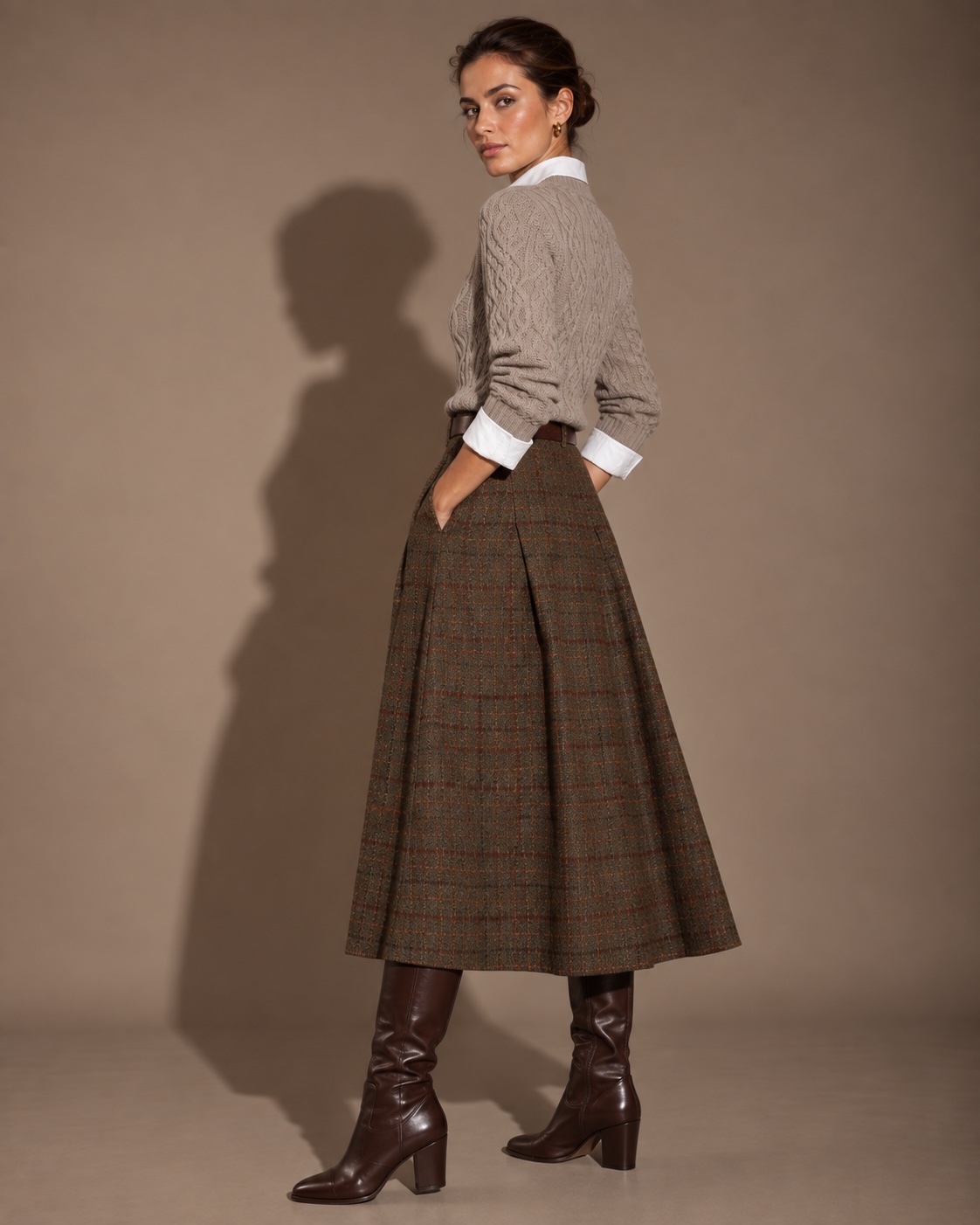 Aran Cashmere Pullover Tortora in der Seitenansicht – schmale Passform