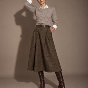 Aran Cashmere Pullover Tortora (Taupe) mit weißer Bluse und Tweed-Midirock – Studio, Ganzkörper