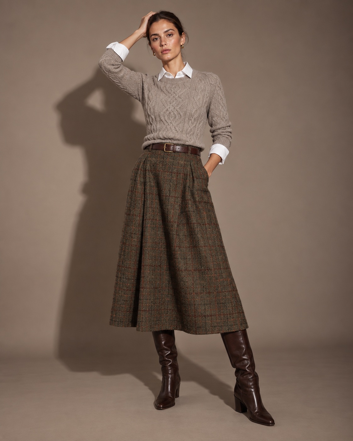 Aran Cashmere Pullover Tortora (Taupe) mit weißer Bluse und Tweed-Midirock – Studio, Ganzkörper