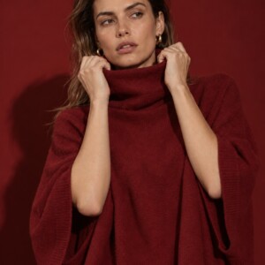 Cashmere Poncho Bordeaux – hochgezogener Rollkragen, Nahaufnahme