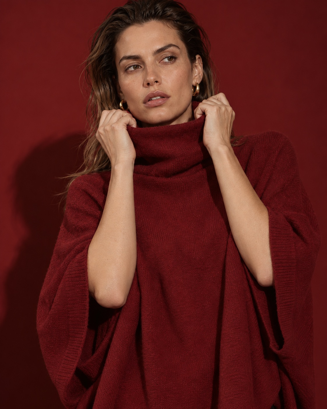 Cashmere Poncho Bordeaux – hochgezogener Rollkragen, Nahaufnahme