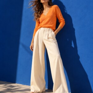 V-Neck Pullover Ultralight aus 100% Cashmere in Zucca (Orange) mit weißer Marlene-Hose vor kobaltblauer Wand