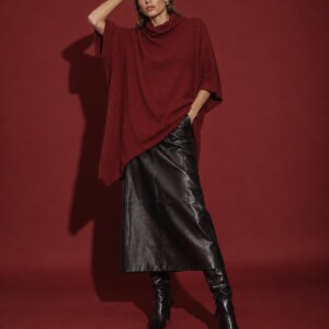 Poncho aus 100% Cashmere in Bordeaux – Ganzkörper im Studio mit schwarzem Lederrock