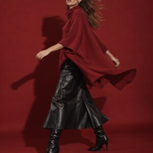 Cashmere Poncho Bordeaux in Bewegung – fließender asymmetrischer Saum