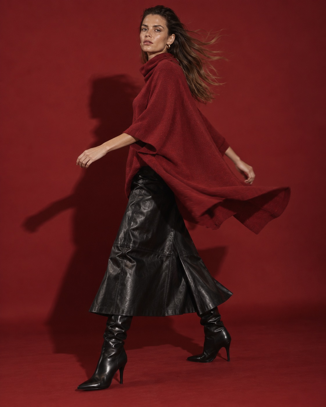 Cashmere Poncho Bordeaux in Bewegung – fließender asymmetrischer Saum