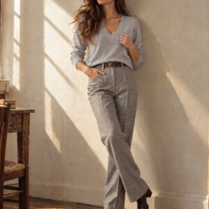 V-Neck Pullover Ultralight aus 100% Cashmere in Grigio Perla, locker in Glencheck-Hose gesteckt, mit braunem Ledergürtel – Altbau im Fensterlicht